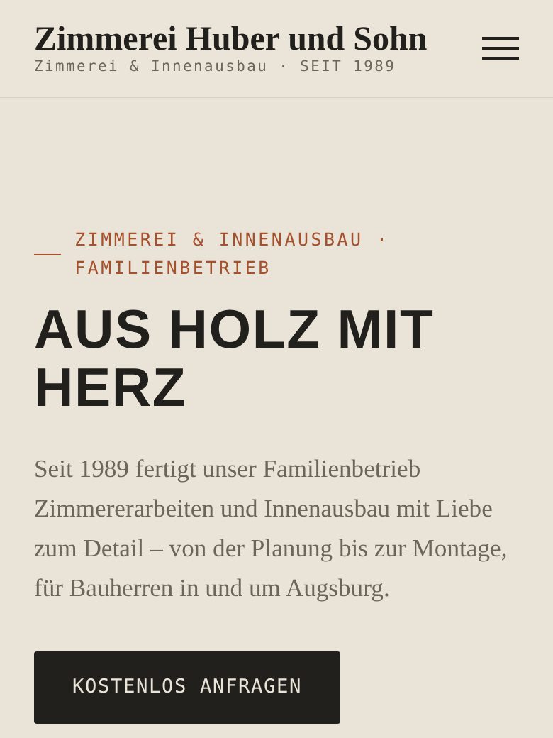 Startseite der Beispiel-Website einer Zimmerei auf dem Handy